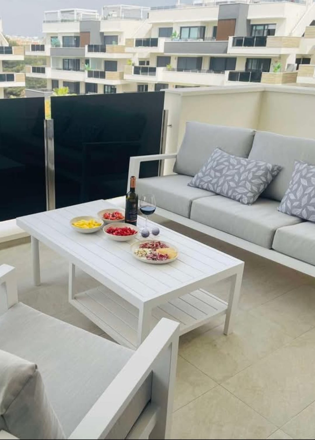 Aperitief op het zonnige terras van Casa Melanita