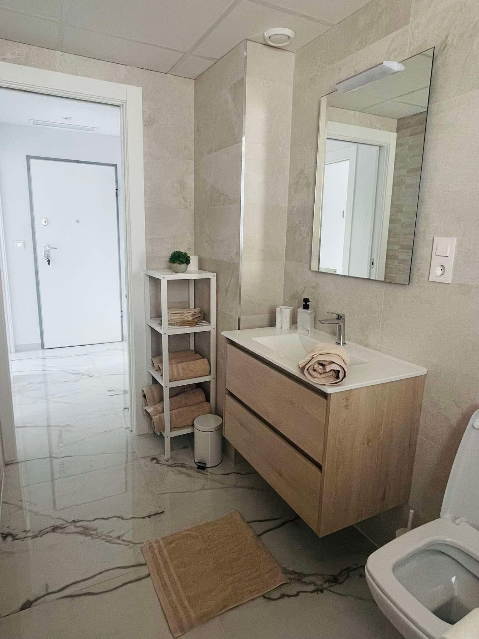 Tweede badkamer met badkamermeubel