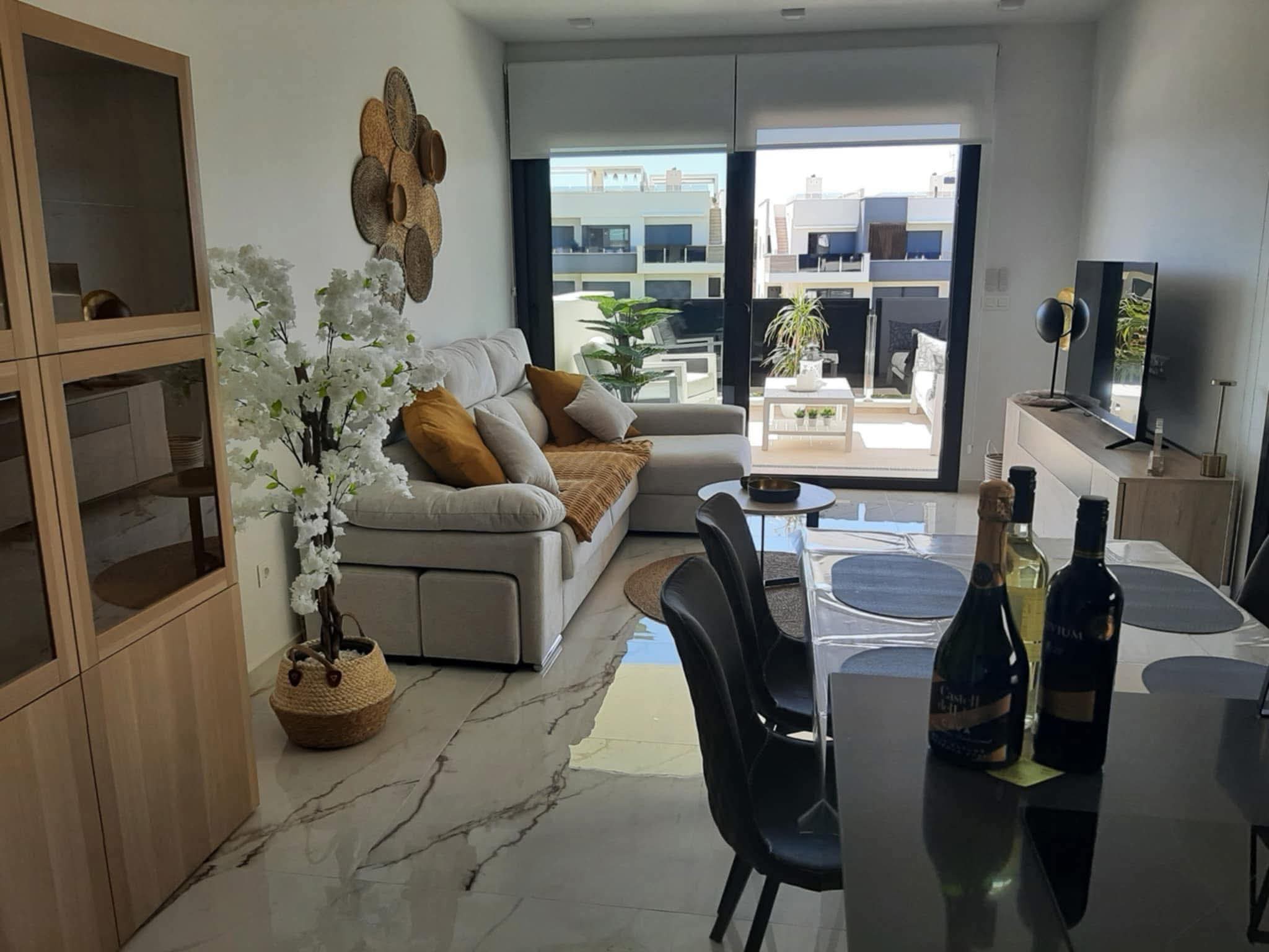 De lichte woonkamer van Casa Melanita met zicht op het terras