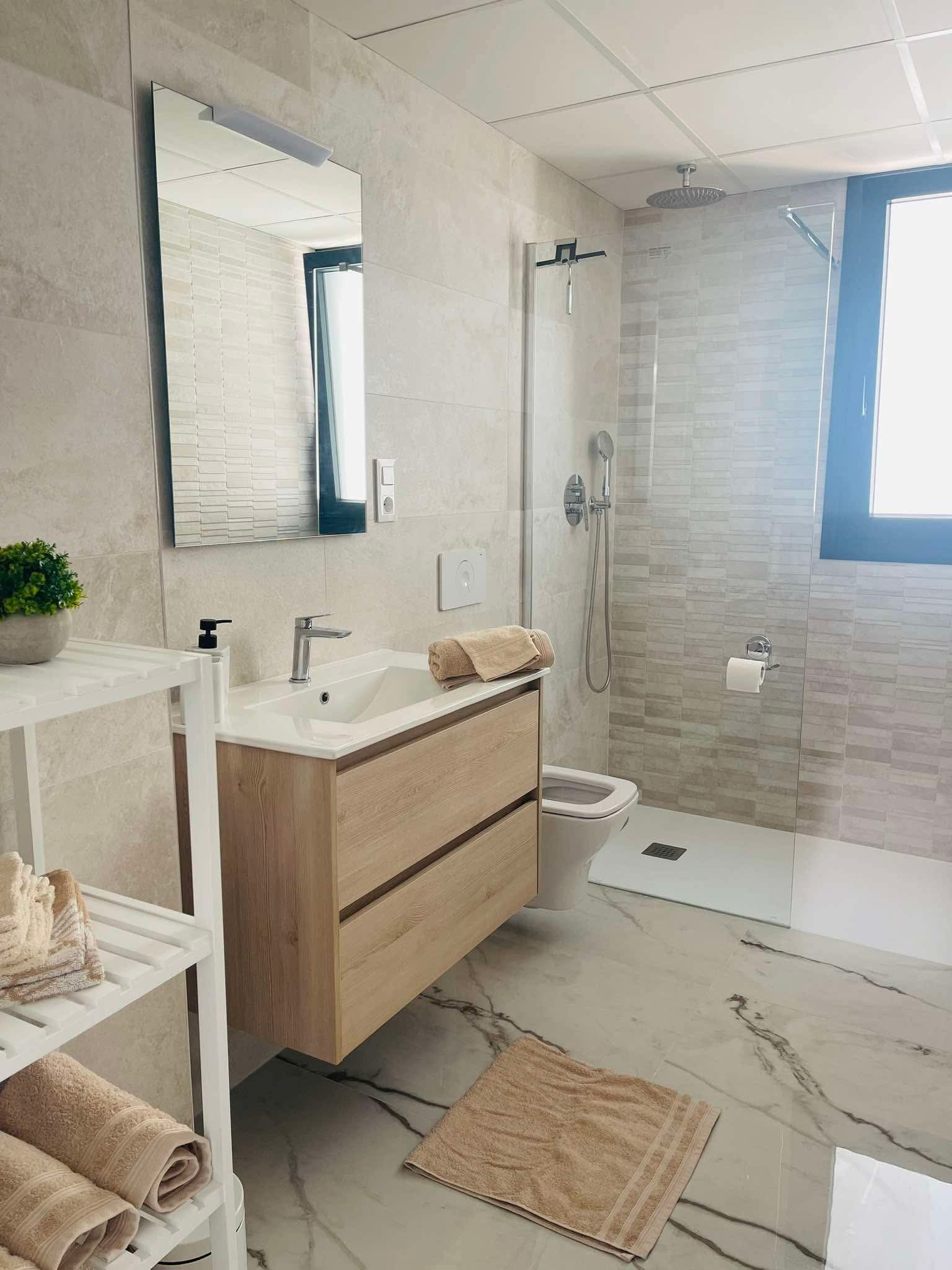 Badkamer met ruime inloopdouche