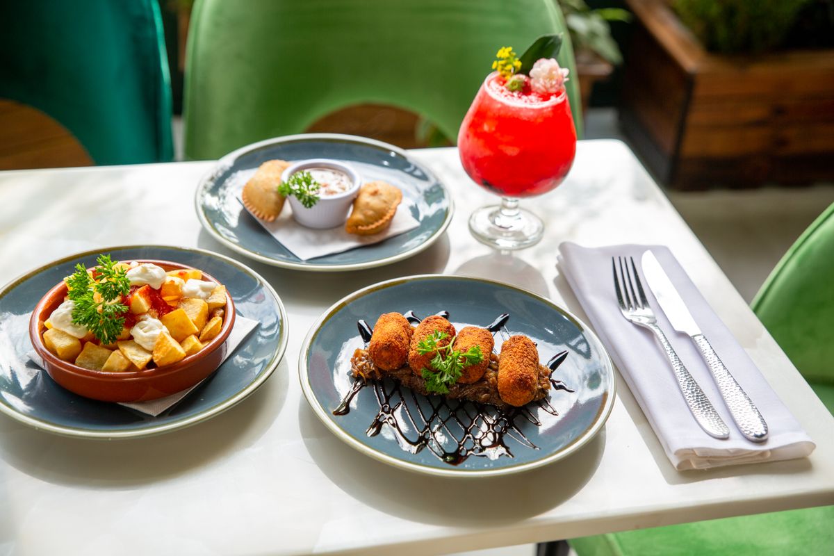 Spaanse tapas op een zonnig terras